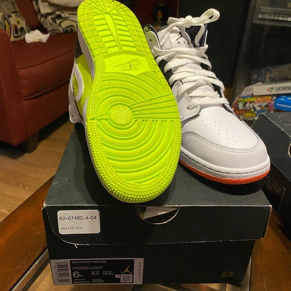 Air jordan 1 mid only worn twice - Picture 2 of 3